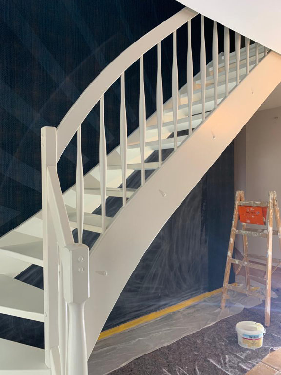 Treppenaufgang Sanierung Tapezieren