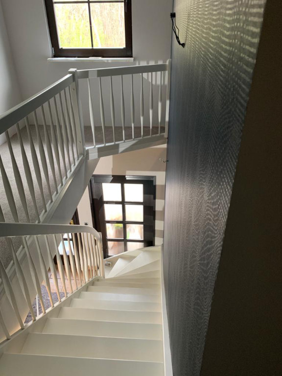Treppenaufgang Sanierung Tapezieren